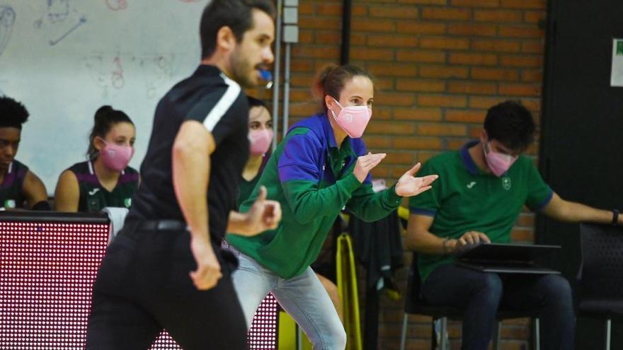 La entrenadora Lorena Aranda, dando instrucciones desde el banquillo.