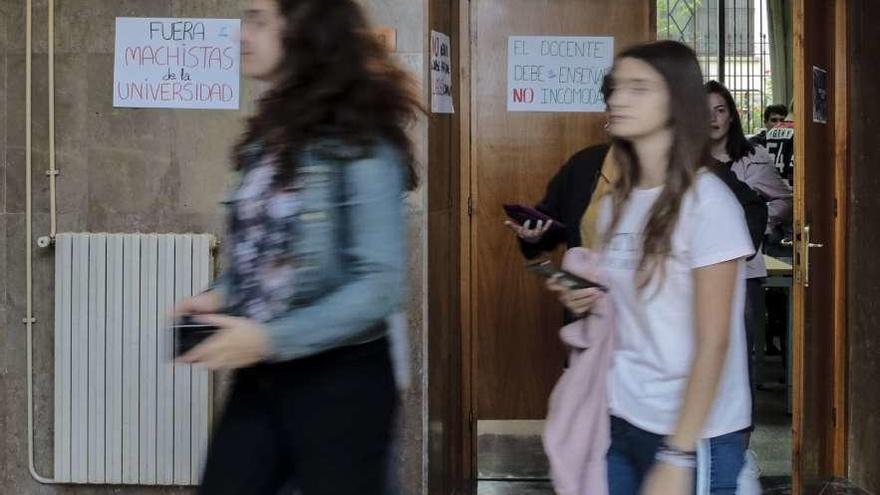 Carteles a la entrada del aula donde se iba a impartir la clase.