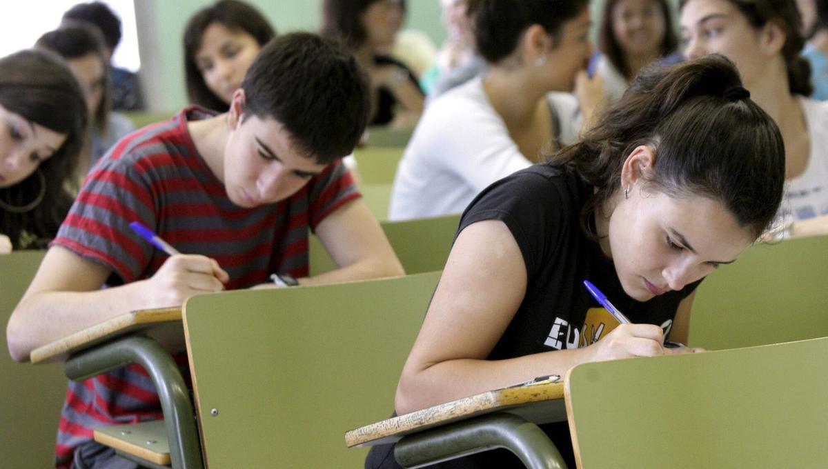 NAC31. BILBAO, 06/06/2012.- Alumnos de Bachillerato durante el inicio de la prueba de acceso a la Universidad esta mañana en Bilbao. En la Comunidad Autónoma Vasca están convocados 8.313 estudiantes de Bachillerato, además de 698 alumnos de FP que realizarán la fase específica, y unas 300 personas que se presentan a mejora de nota. EFE/Alfredo Aldai ESPAÑA UNIVERSIDAD SELECTIVIDAD. EXAMENES SELECTIVOS. SELECTIVIDAD. PRUEBAS SELECTIVAS. ALUMNOS. ESTUDIANTES. FOTOS CONCEPTUALES. FOTOS CONCEPTO. FOTOS RECURSO