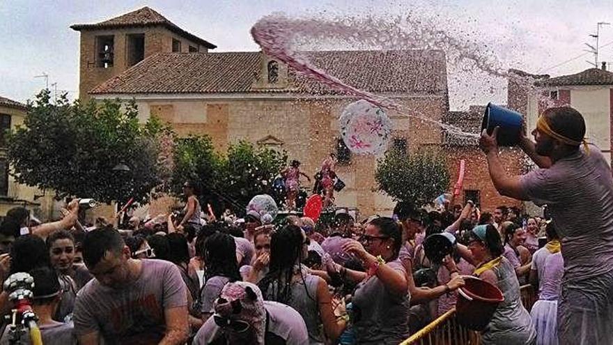 Celebración de &quot;Toro en su tinta&quot; en la Plaza Mayor de Toro.