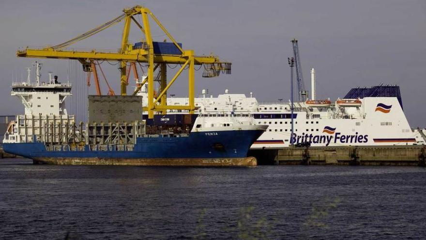 Al fondo, un barco de Brittany Ferries, parcialmente tapado por la terminal de contenedores de El Musel, el pasado mes de mayo, cuando acudió a los muelles de La Osa a repostar combustible.