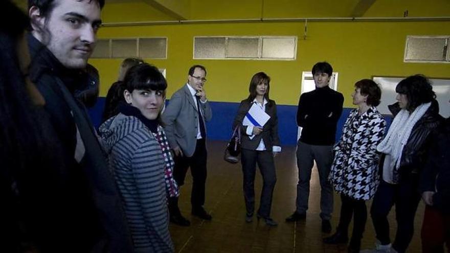 El director de La Magdalena, Alfonso Fernández, y la consejera Ana Isabel Álvarez, ayer, en el centro educativo.