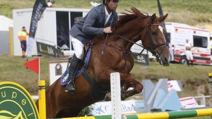 Uno de los participantes en el concurso de Luanco.