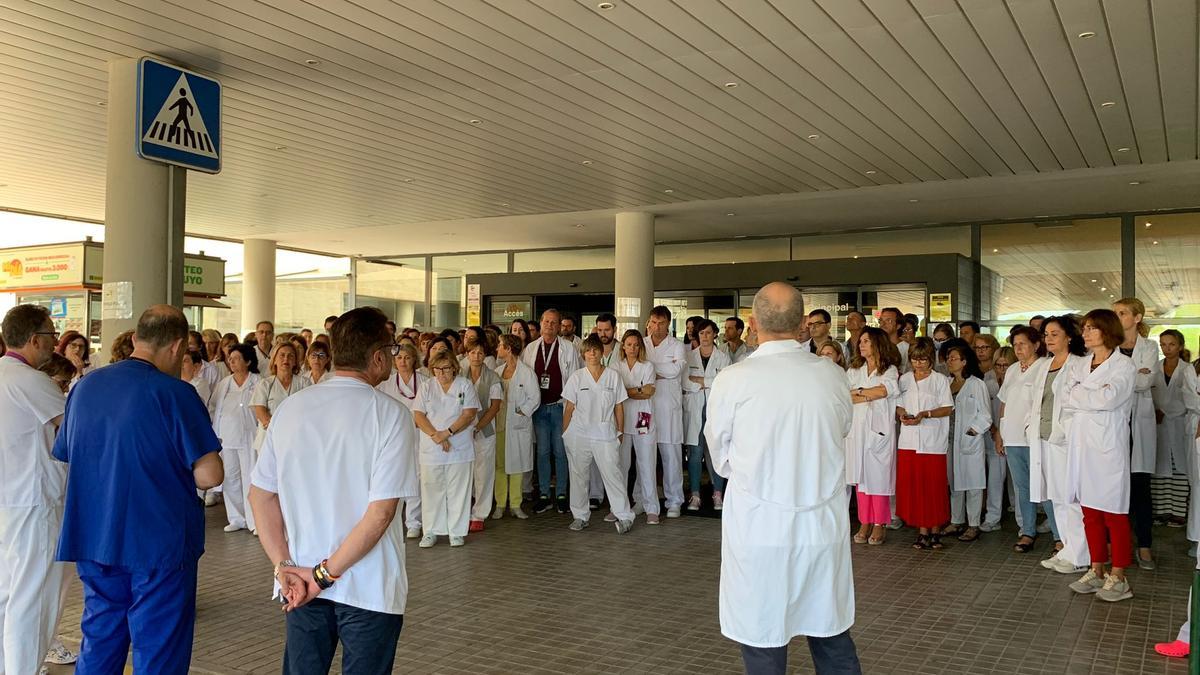 Los sanitarios del Hospital la Plana de Vila-real, donde la mujer trabajaba como enfermera, han hecho este lunes un minuto de silencio por su compañera, antes de que se oficializara que es un asesinato machista.