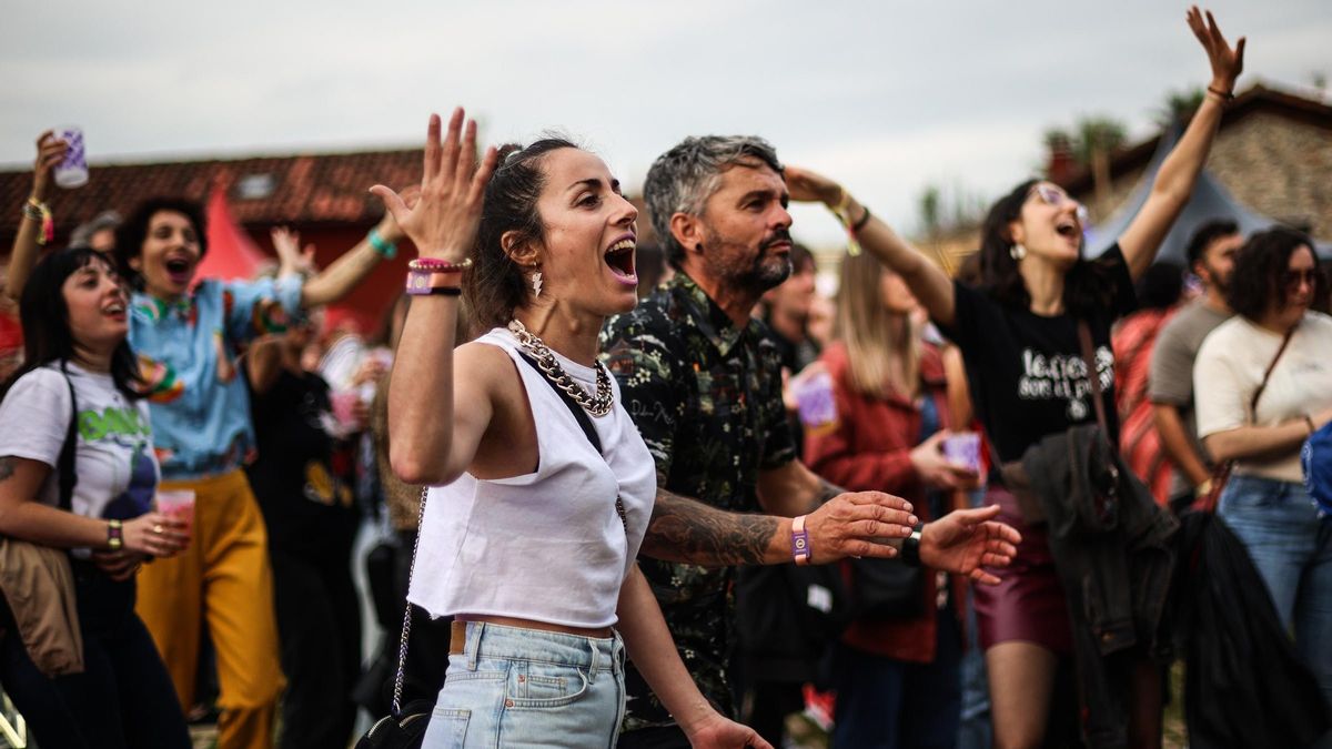 Gente disfrutando durante un concierto en VESU