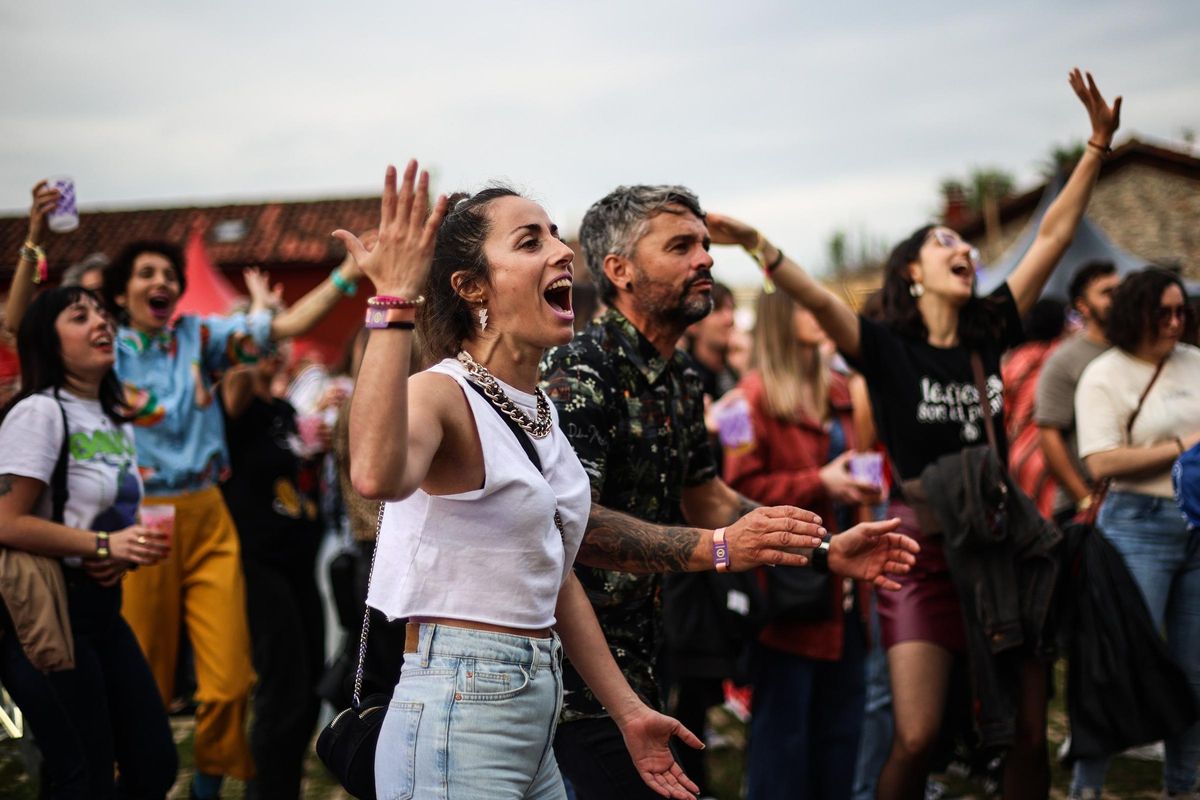 Gente disfrutando durante un concierto en VESU