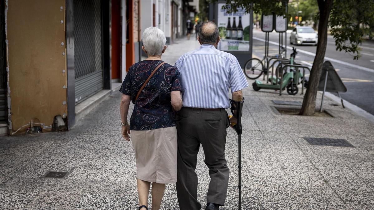 Dos pensionistas paseando por Zaragoza, en una imagen de archivo.