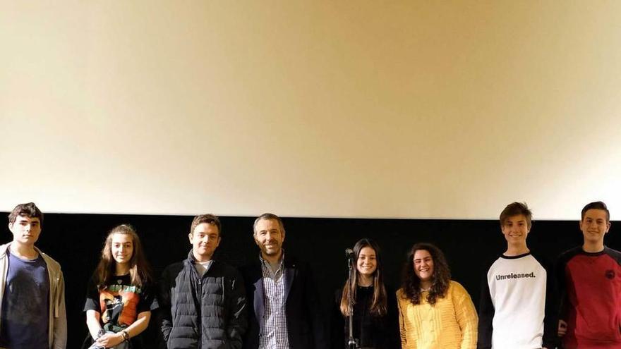 Marcelino García Noriega, en el centro, junto a los alumnos participantes en las jornadas.