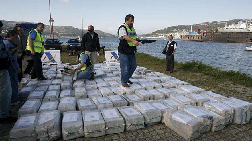 Los fardos con los 3.600 kilos de cocaína tras ser descargados ayer en Vigo