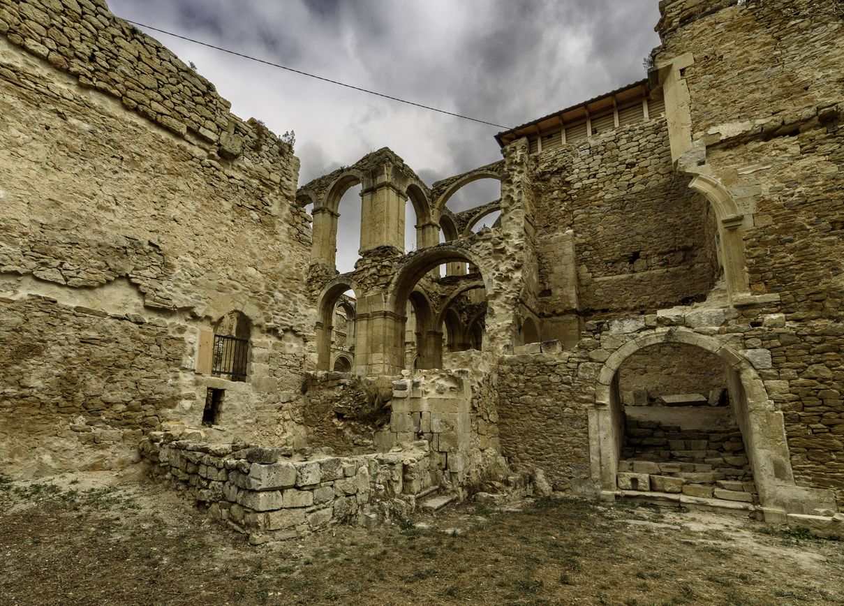En Santa María de Rioseco destacan las bellas bóvedas de crucería de la iglesia y parte del claustro renacentista.