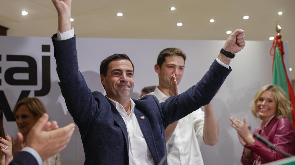 El candidato a lehendakari del PNV, Imanol Pradales, celebra los resultados electorales vascos, hoy domingo en Bilbao.