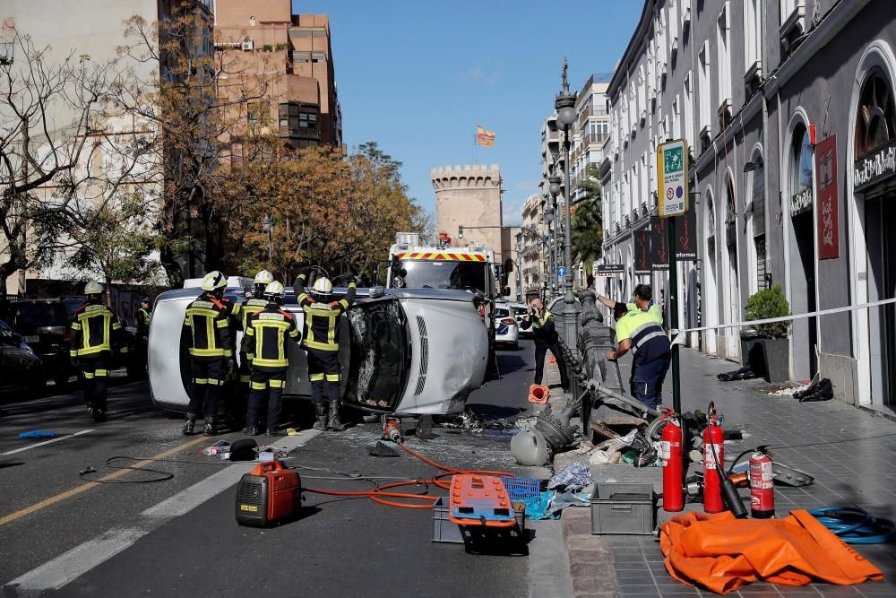 Accidente de tráfico en Guillem de Castro con un coche volcado