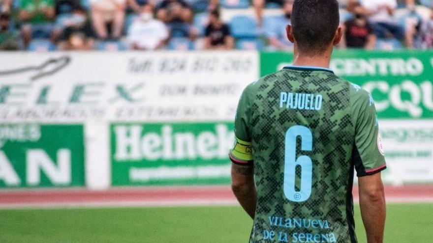 Pajuelo, capitán del Villanovense, en los momentos previos al choque amistoso de pretemporada ante el Badajoz.