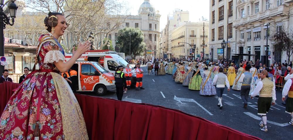 ... y saluda a sus falleros.