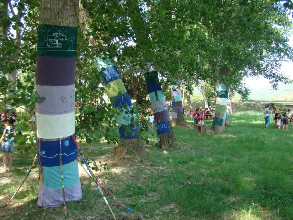 Infants de Sant Salvador creen el 'bosc de l'alegria'