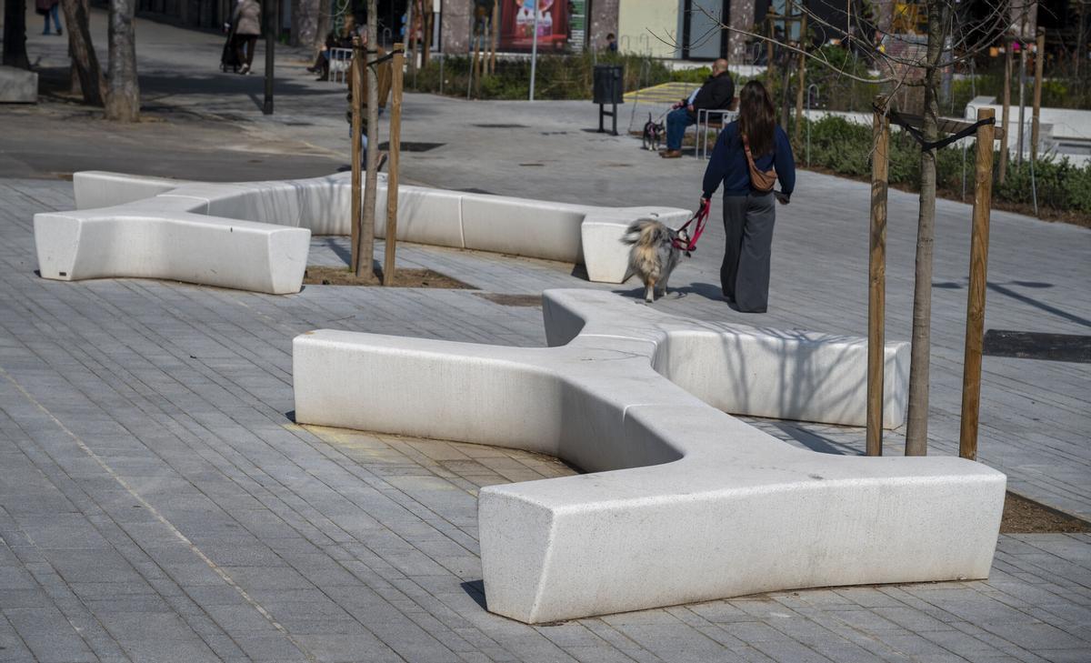 Banco de hormigón en el nuevo tramo de Gran Via pacificada junto a Glòries