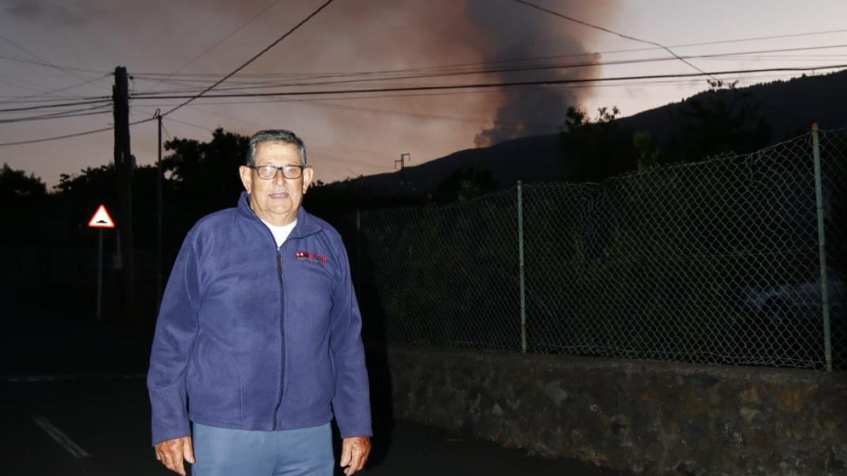 Raúl Odón Concepción, ayer, en una imagen con el volcán de fondo.