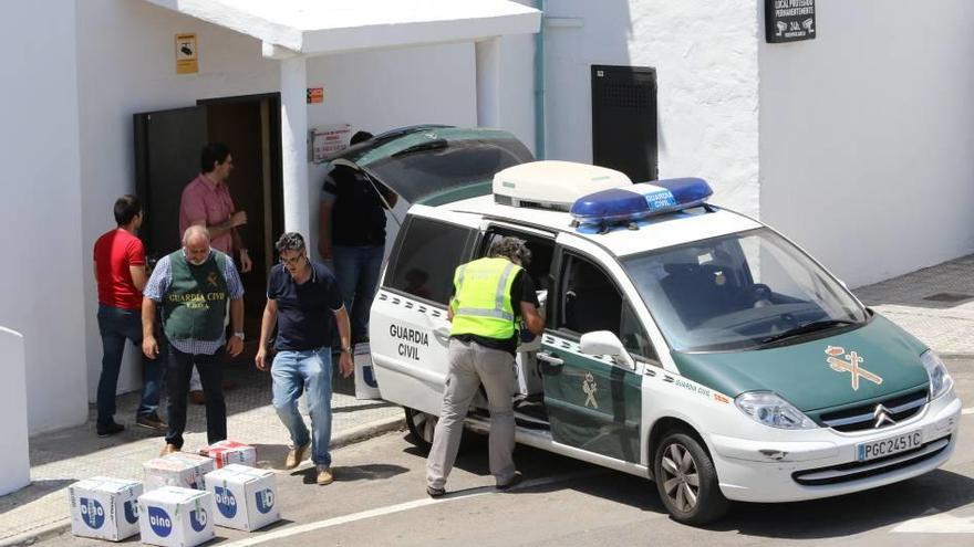 La Guardia Civil carga un vehículo con cajas llenas de documentación intervenida en Amnesia.