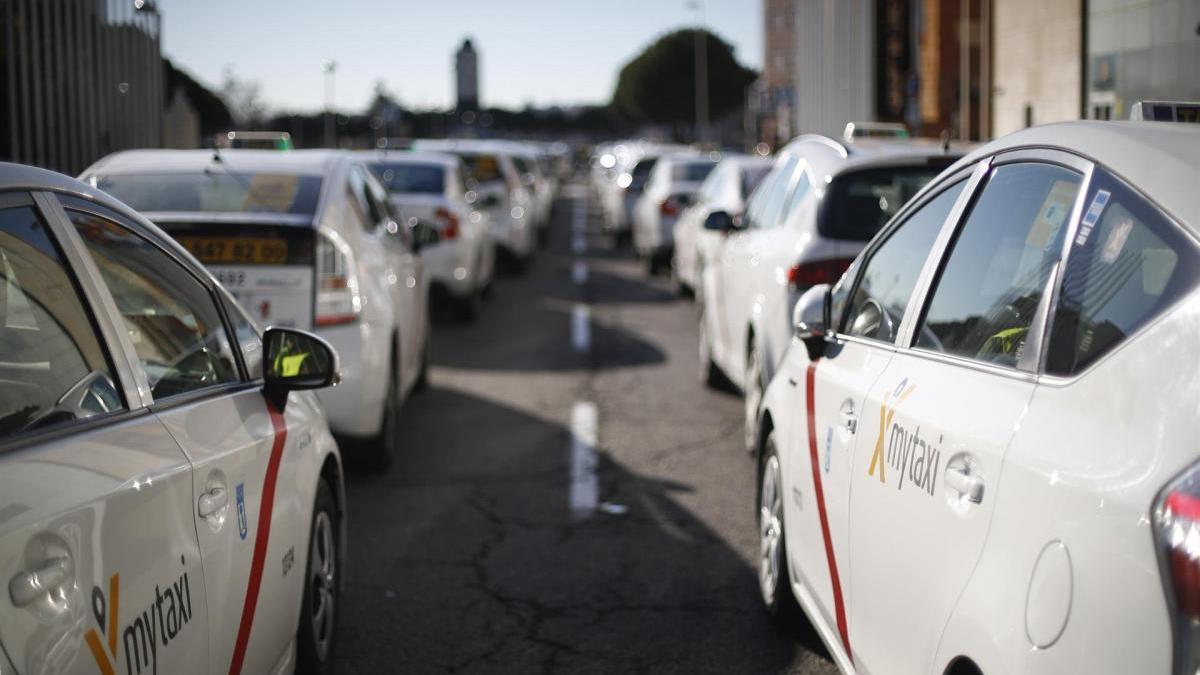 Unos 1.500 taxistas de las ocho provincias andaluzas apoyan en Madrid al sector frente a los VTC