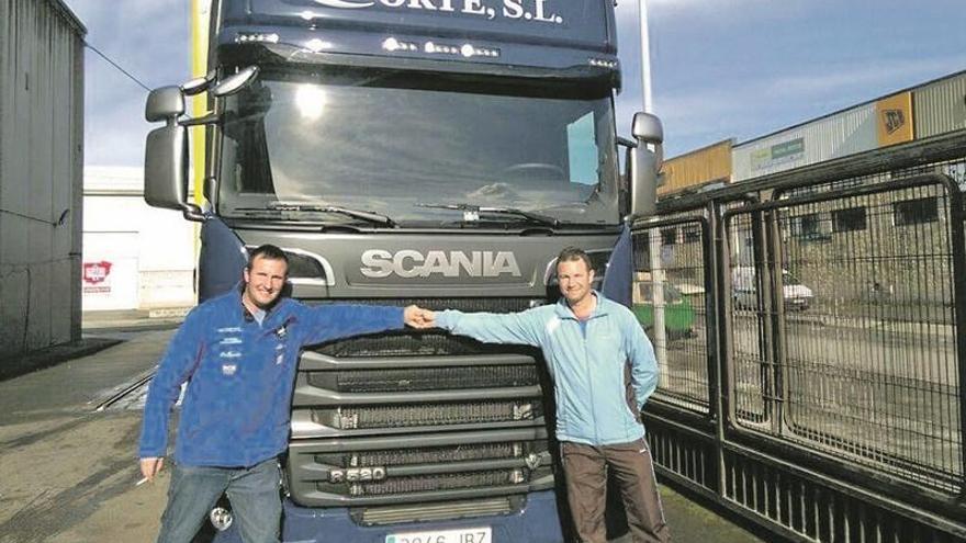 Andrés Alonso Estrada, junto a su hermano Adrián, con el camión sustraído el domingo.