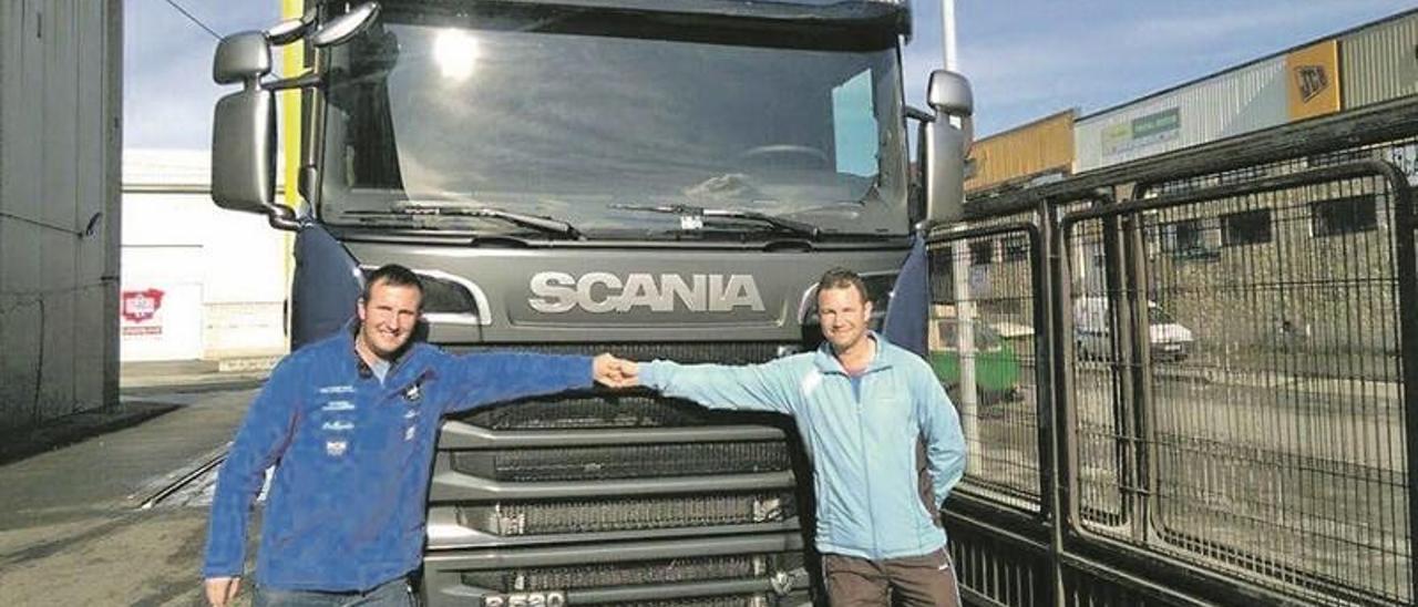 Andrés Alonso Estrada, junto a su hermano Adrián, con el camión sustraído el domingo.