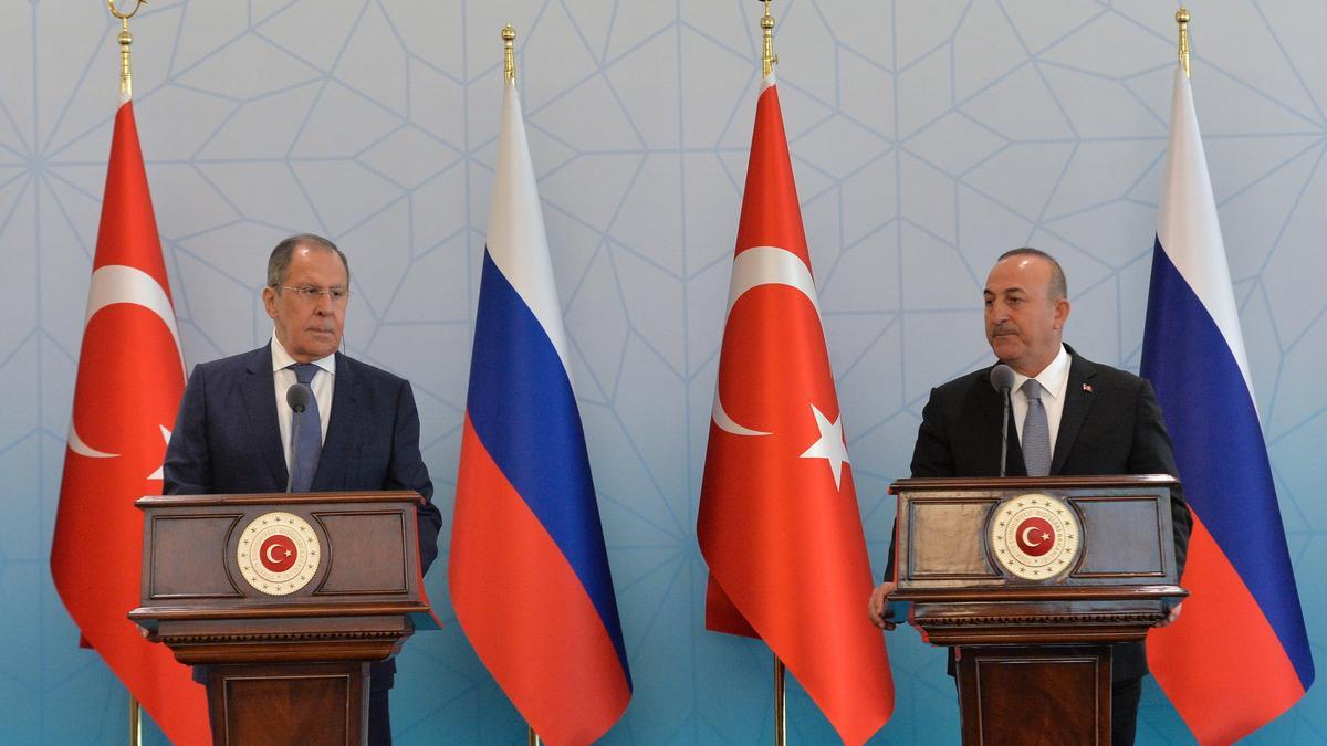 El  ministro de Exteriores ruso, Serguéi Lavrov, junto a su homólogo turco, Mevlüt Çavusoglu.