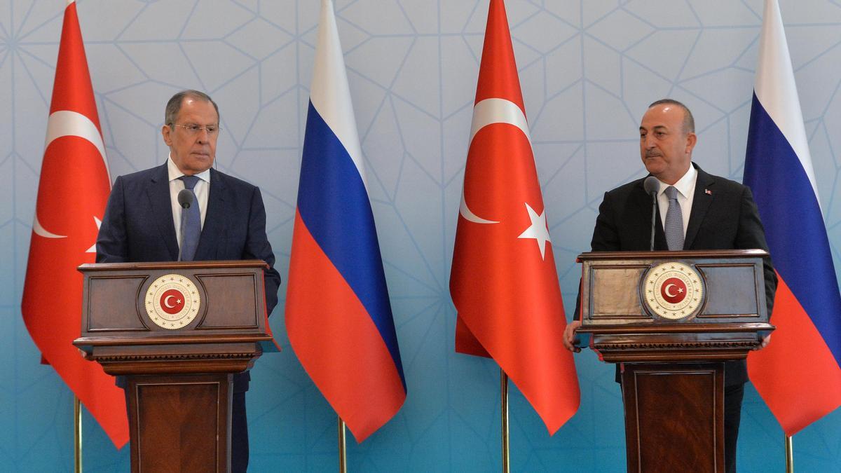 El  ministro de Exteriores ruso, Serguéi Lavrov, junto a su homólogo turco, Mevlüt Çavusoglu.