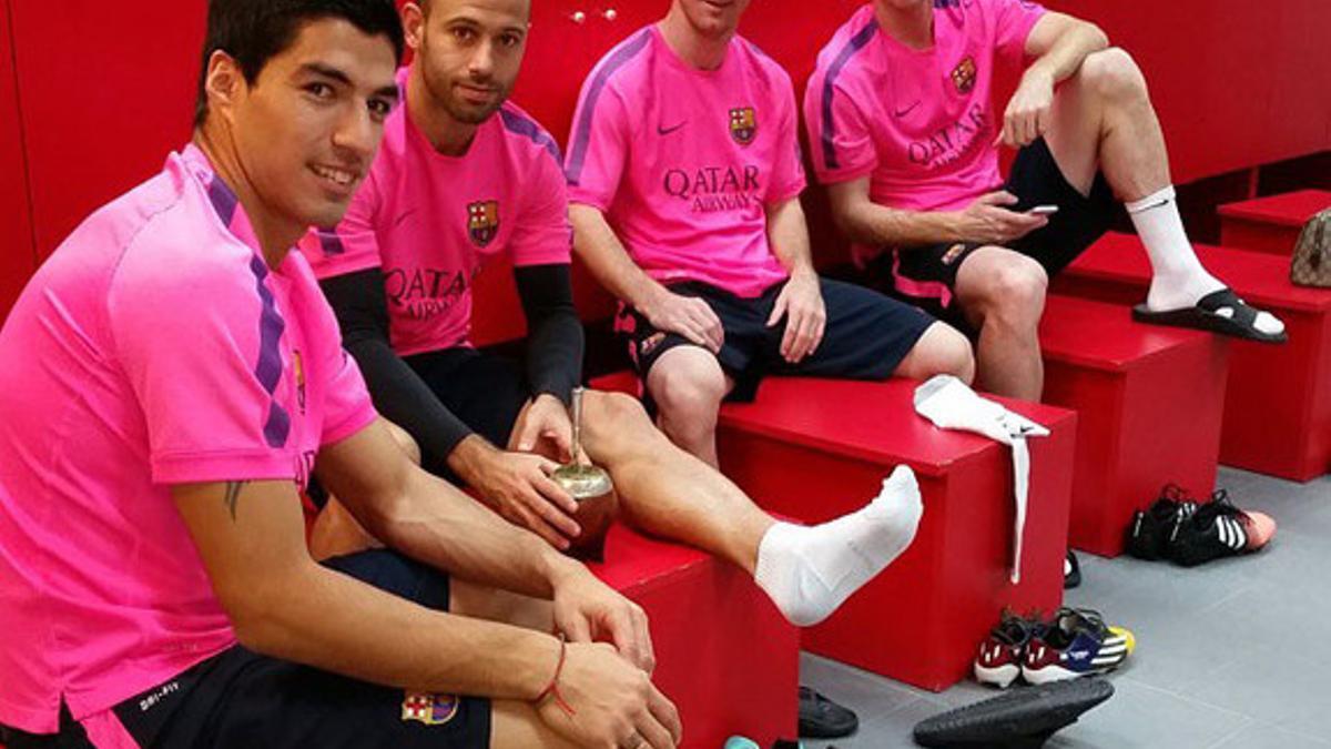 Messi, con Suárez, Mascherano y Mathieu, en el vestuario azulgrana, este domingo.