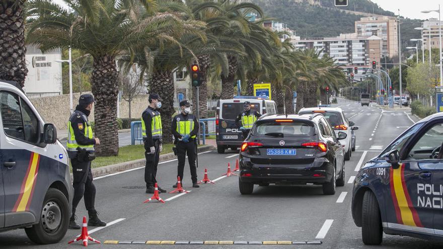 Imagen de un control de la Policía Nacional en una vía de acceso a Alicante.
