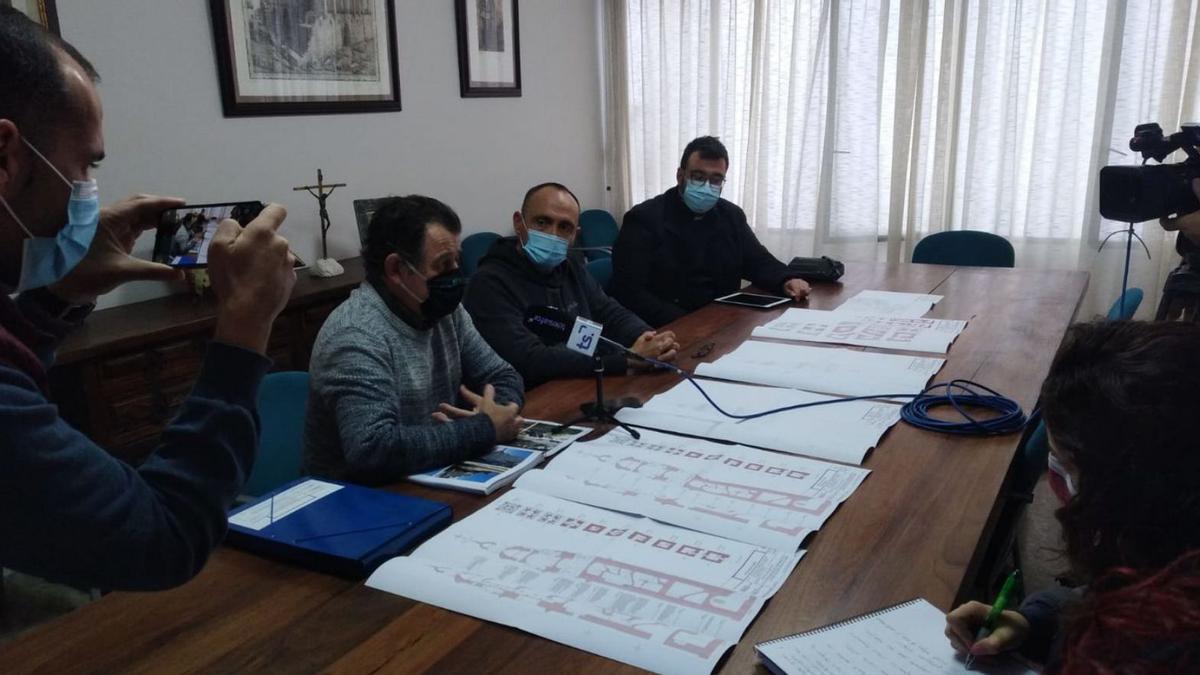 Jesús Roche, Francisco Mas y Francisco Llorens, ayer, ante los planos de la restauración del campanario.   m. pérez