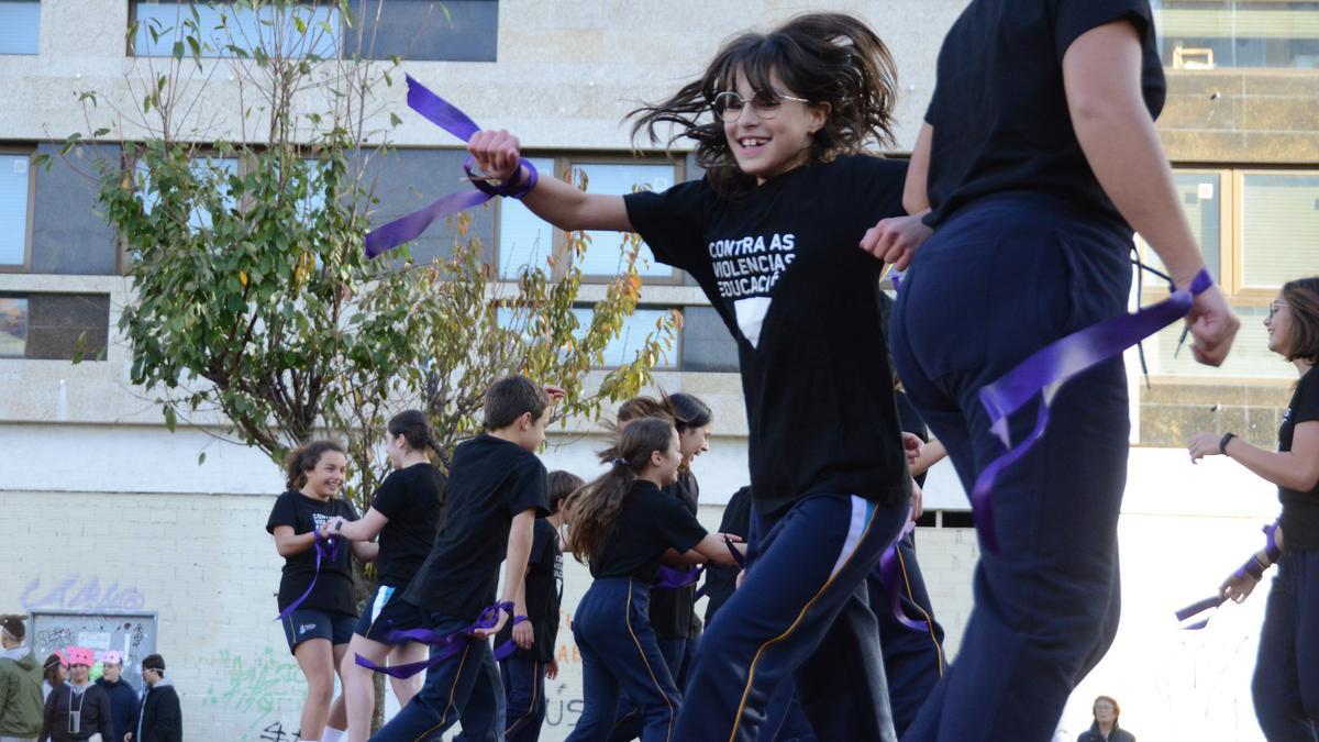 Una de las actividades de los centros educativos con motivo del 25-N en la Praza da Palma, en Cangas.