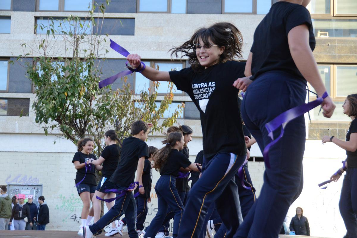 Una de las actividades de los centros educativos con motivo del 25-N en la Praza da Palma, en Cangas.