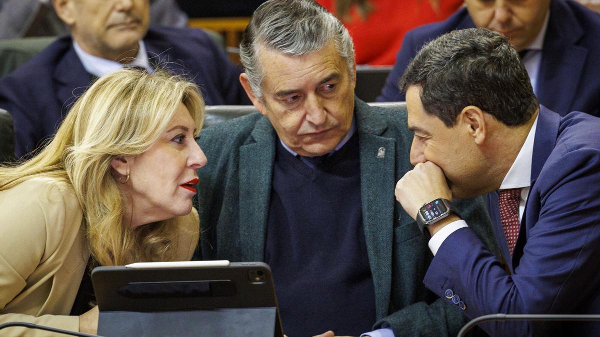 Carolina España, Antonio Sanz y Juanma Moreno en el Parlamento andaluz