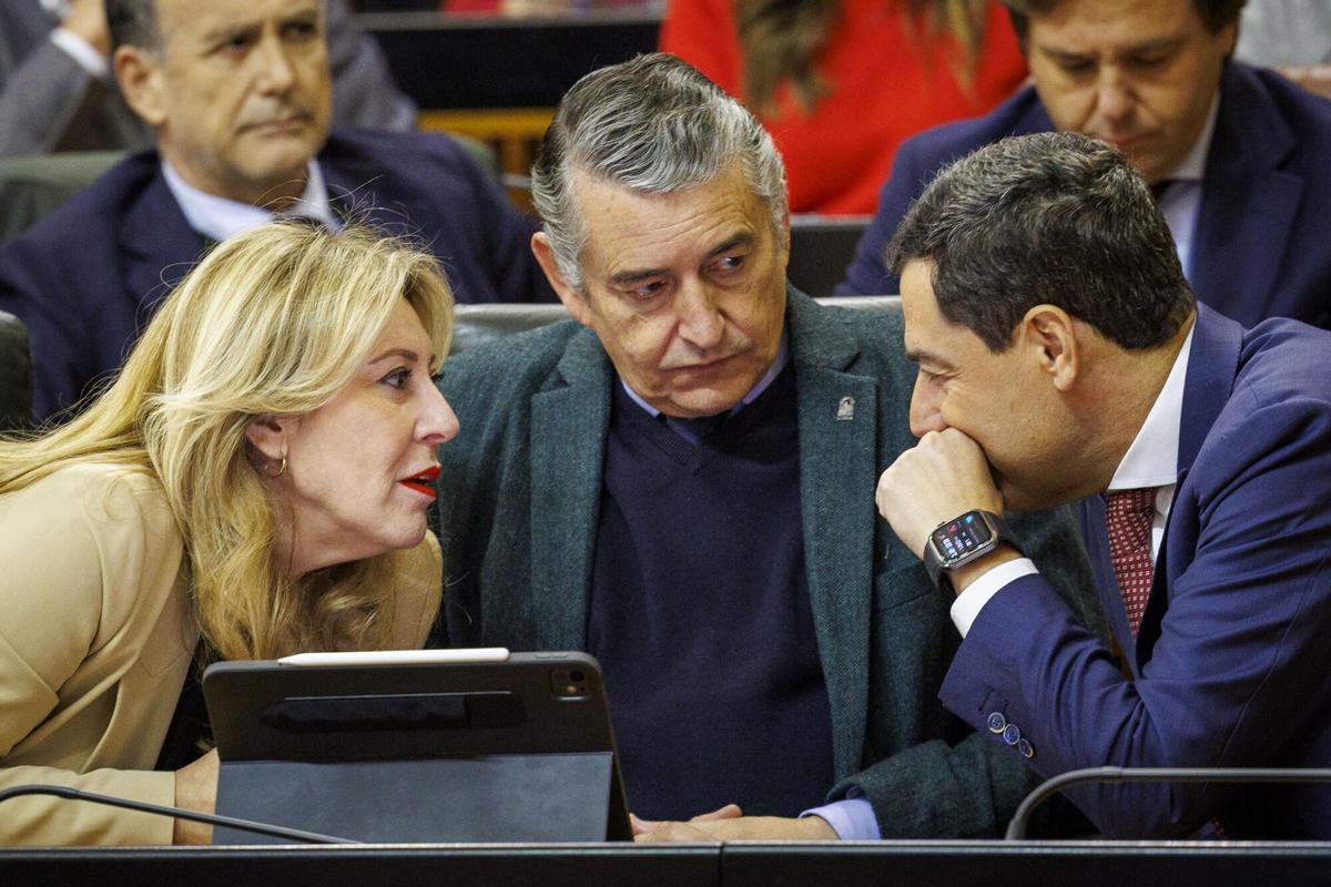 Carolina España, Antonio Sanz y Juanma Moreno en el Parlamento andaluz
