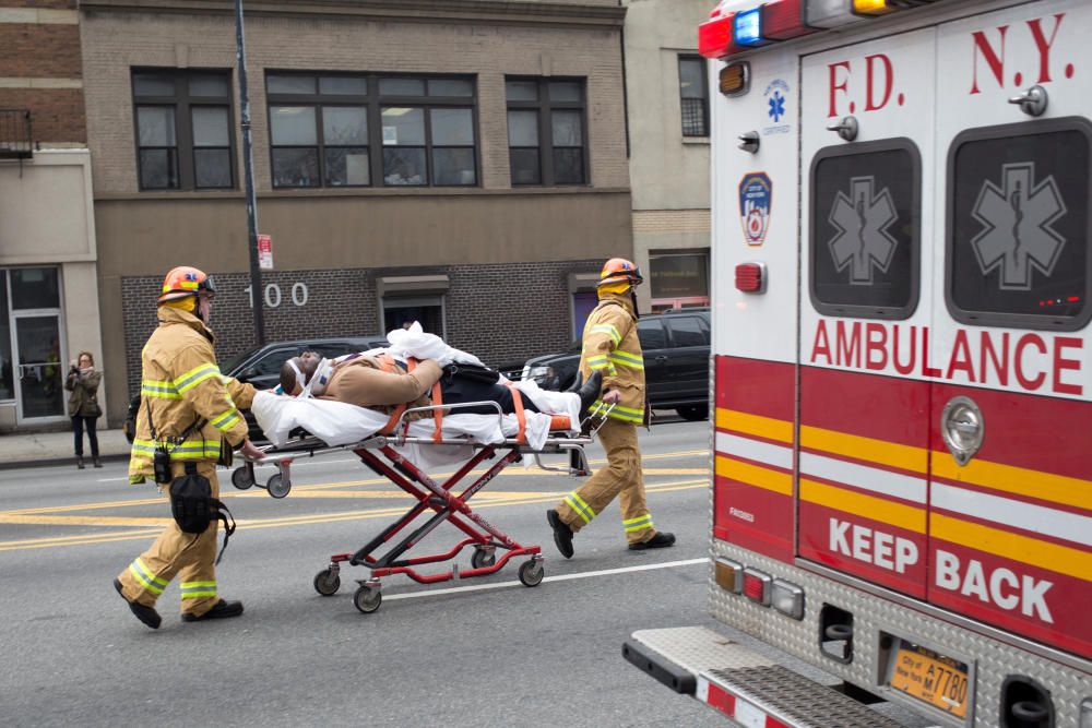 Un hombre es atendido tras descarrilar un tren en Brooklyn, Nueva York, EEUU.