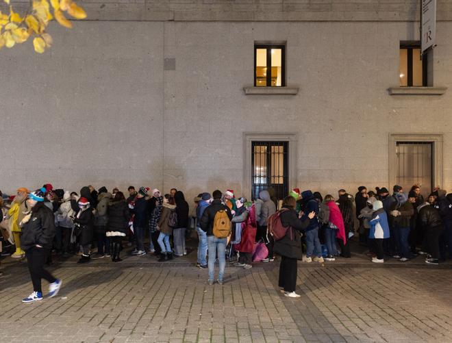 Decenas de personas hacen cola antes de pasar a la celebración del Sorteo Extraordinario de la Lotería de Navidad 2024, en el Teatro Real, a 22 de diciembre de 2024, en Madrid (España). El Estado reparte hoy un total de 2.702 millones de euros en premios, lo que supone 112 millones más que el año pasado. Para este sorteo se han puesto a la venta 193 millones de décimos de Lotería de Navidad. Este año la emisión consta de 193 series (ocho más que el anterior) de 100.000 números cada una, y asciende a 3.860 millones de euros, de los que se repartirá un 70% en premios. 22 DICIEMBRE 2024;SORTEO;NAVIDAD;LOTERIA Eduardo Parra / Europa Press 22/12/2024. Eduardo Parra;