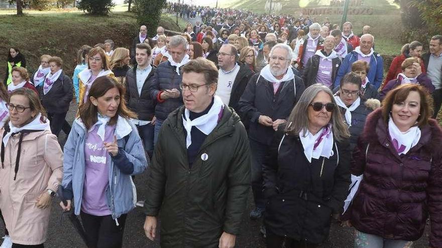 Feijóo, conselleiras y el presidente del Parlamento Gallego, al frente de la marcha &quot;Camiño ao respecto&quot;.