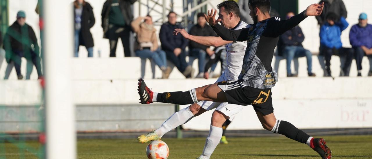 Lance del partido entre el CD Pozoblanco y el Xerez CD.