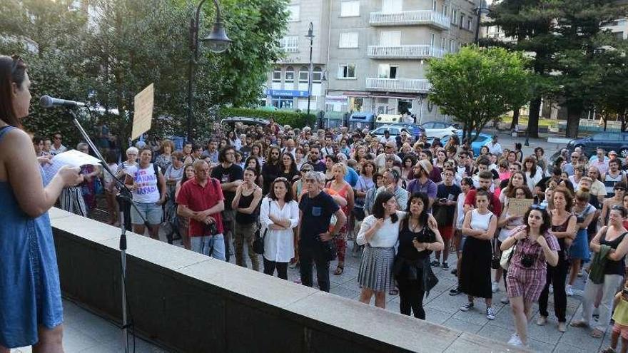 Concentración en la Praza do Concello de Cangas, donde se leyó un manifiesto. // Gonzalo Núñez