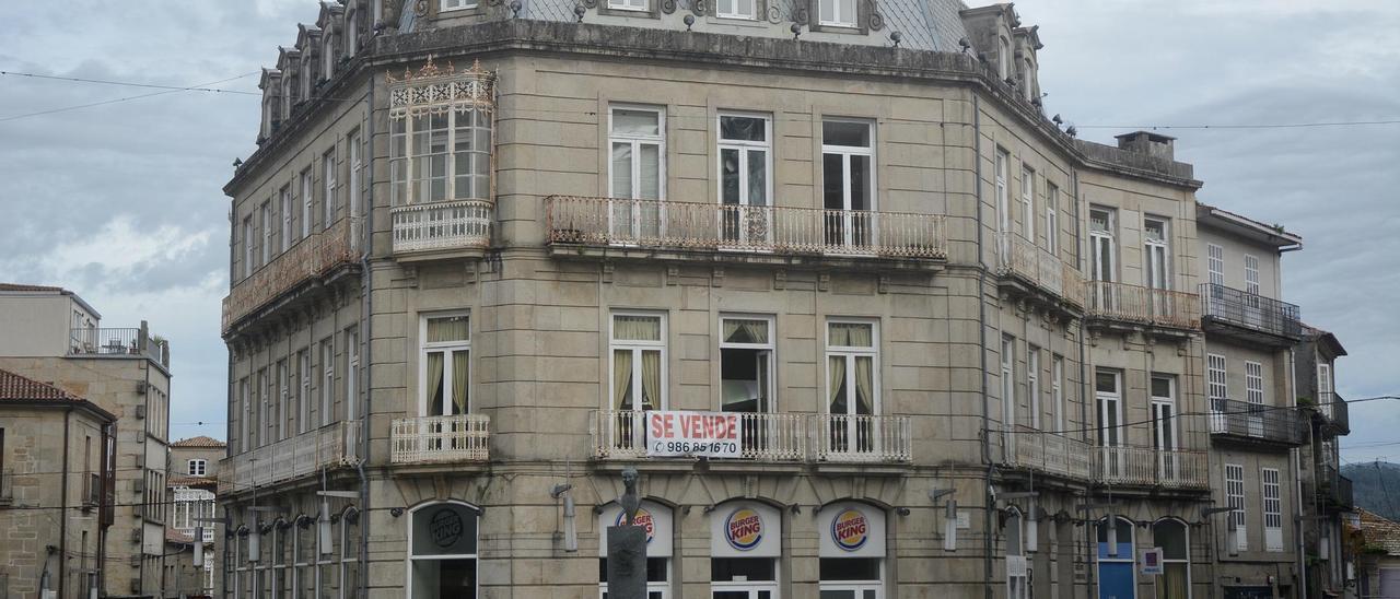 La sede noble del Casino Mercantil en la plaza de Curros Enríquez.