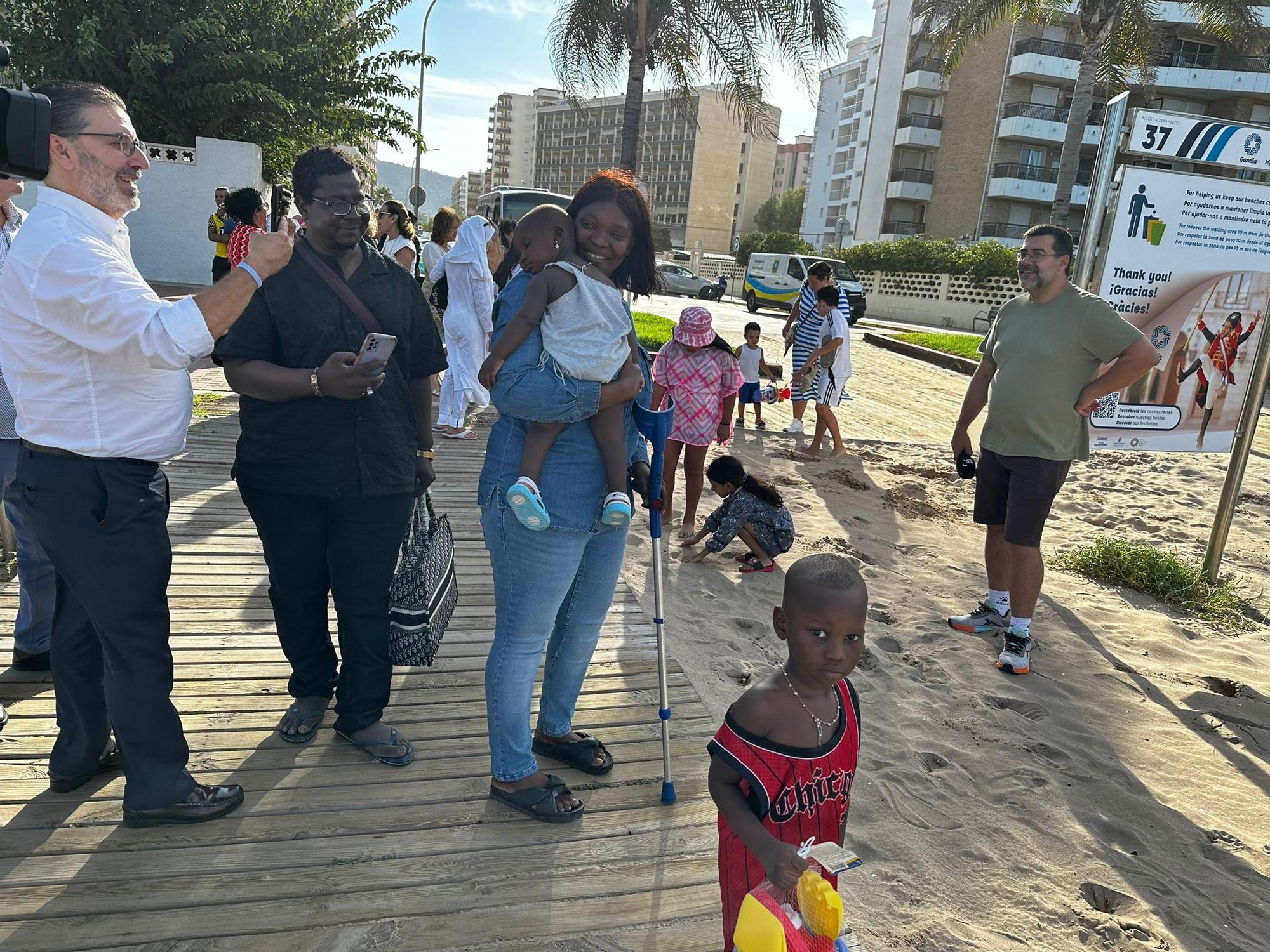 Así ha sido el encuentro de niños con el mar que nunca antes habían visto