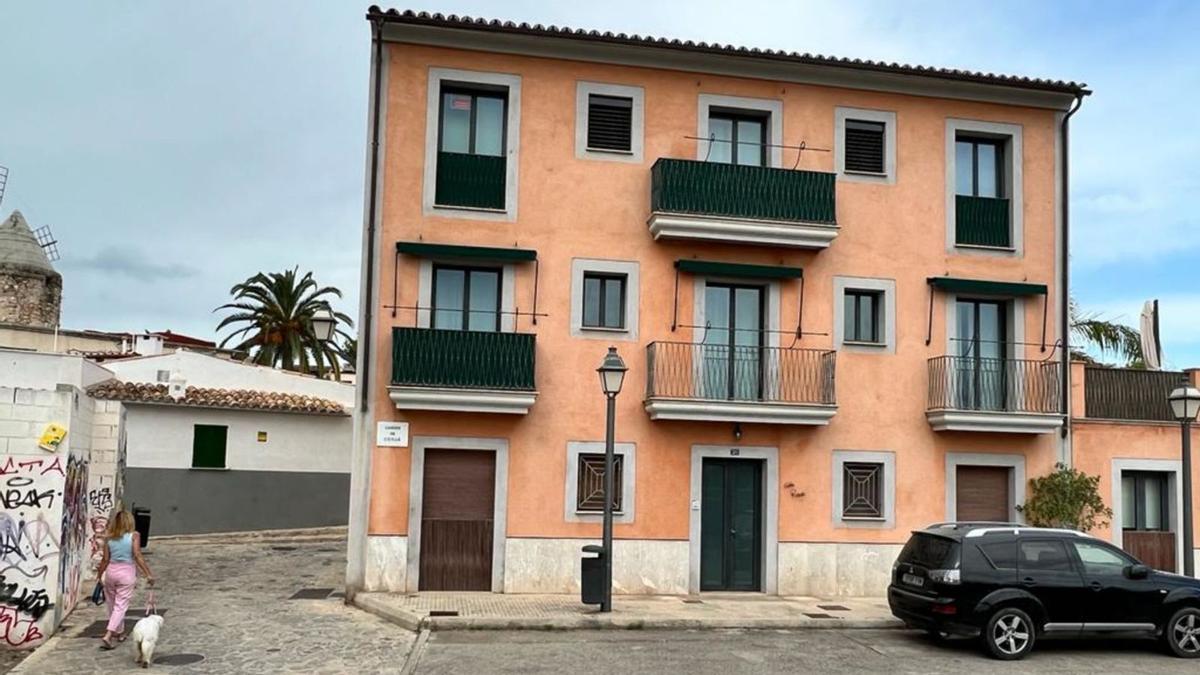 Varias casas que están a la venta o que acaban de ser vendidas en el barrio de es Jonquet.