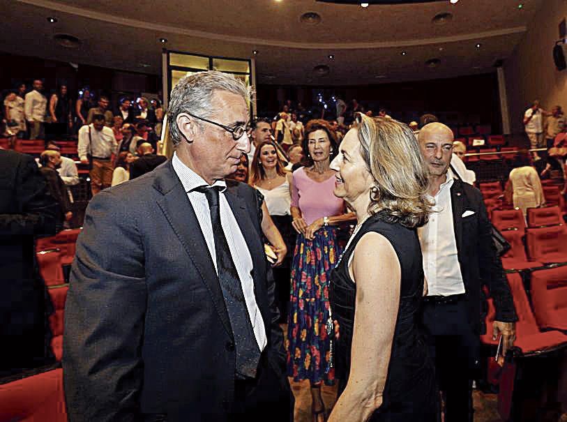 El presidente de la Audiencia Provincial de Baleares, Gómez-Reyno, conversa con la premiada Carmen Sampol, CEO del Grupo Sampol.