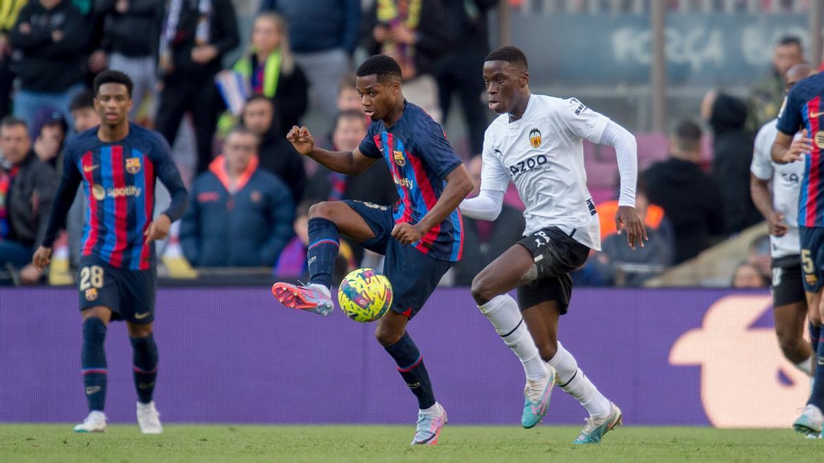 Ansu controla el balón ante Ilaix Moriba en el Camp Nou durante el Barça-Valencia.