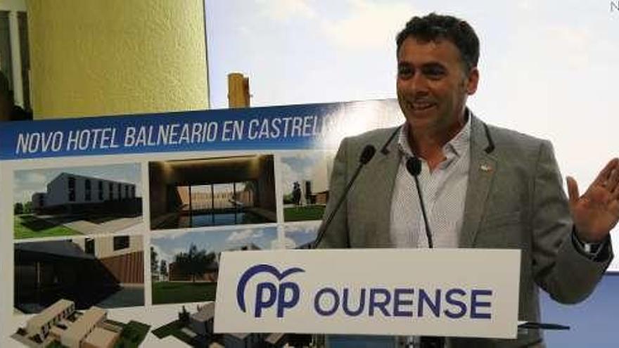 El candidato del PP explica los proyectos a los vecinos.  // FdV