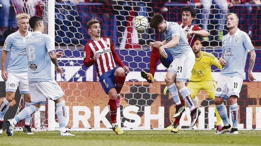 Planas despeja el balón del área del Celta ante Savic y Griezmann, junto a Pablo Hernández y Wass, ayer // LOV