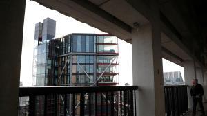 Desde el mirador del Tate Modern se observa el interior de las viviendas del edificio de enfrente.