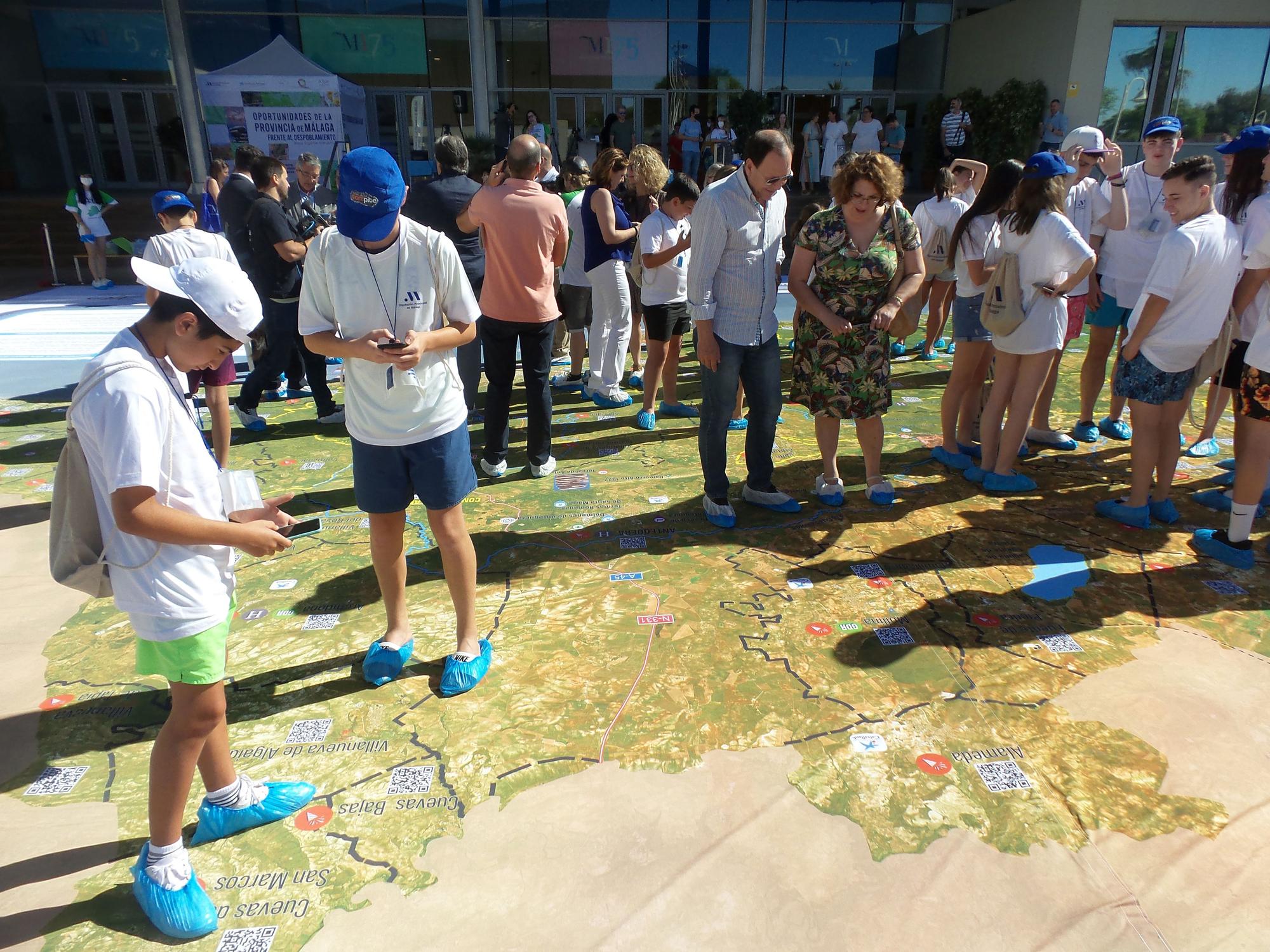 El mapa interactivo gigante de Málaga, a las puertas de la Diputación