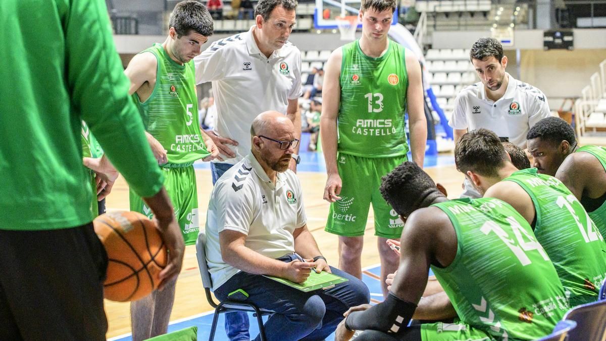 El entrenador del Amics del Bàsquet Castelló, Frederic Castelló, en un tiempo muerto con la plantilla.