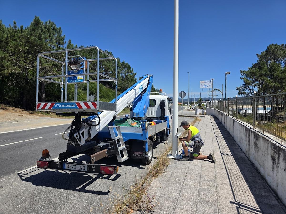 Los operarios instalando las farolas, ayer.